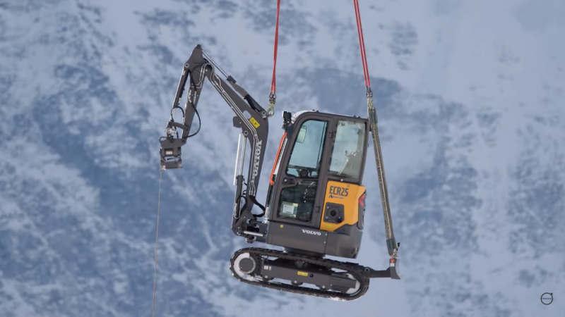 Escavadeira é transportada Alpes acima para consertar o teleférico de James Bond