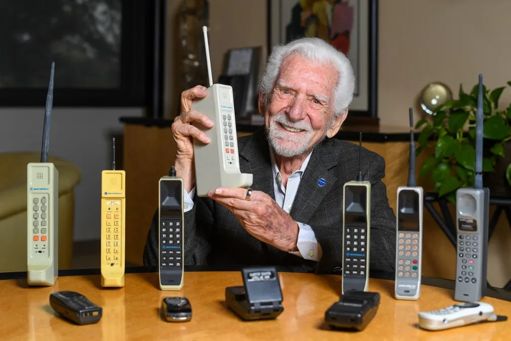 Conheça o 'tijolão' da Motorola, celular que realizou a primeira ligação do Brasil, há 50 anos