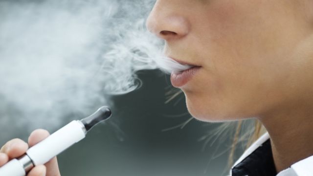 Governo britânico dará vapes aos fumantes para que deixem o cigarro