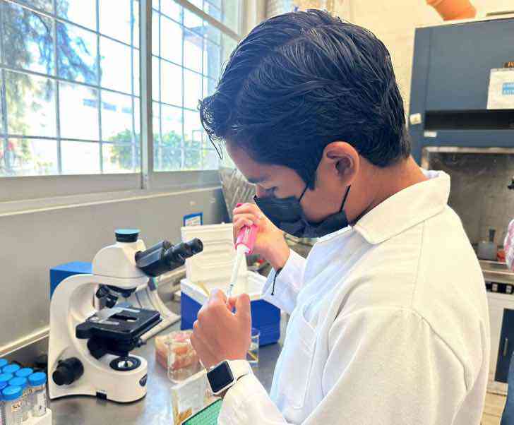 Garoto de 13 anos se torna biólogo molecular mais jovem do mundo e quebra recorde