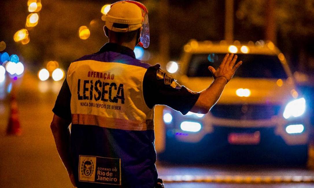 Por que o motorista parado na Lei Seca pode continuar dirigindo?
