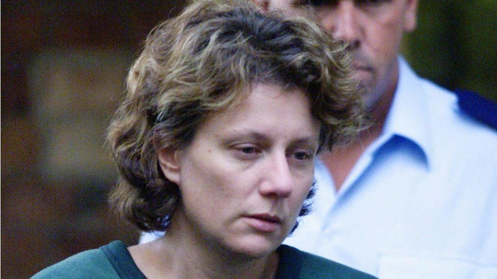 Após 20 anos na prisão, mulher é inocentada por morte dos quatro filhos após 20 anos na prisão