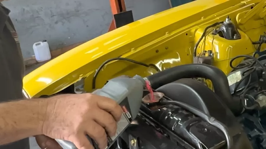 Nada de torneira: como é a nova água que promete salvar o radiador do carro