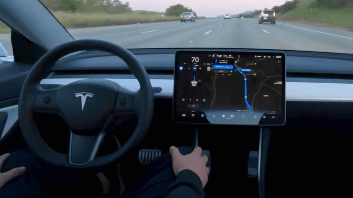 Tesla no piloto automático bate em caminhão parado nos EUA