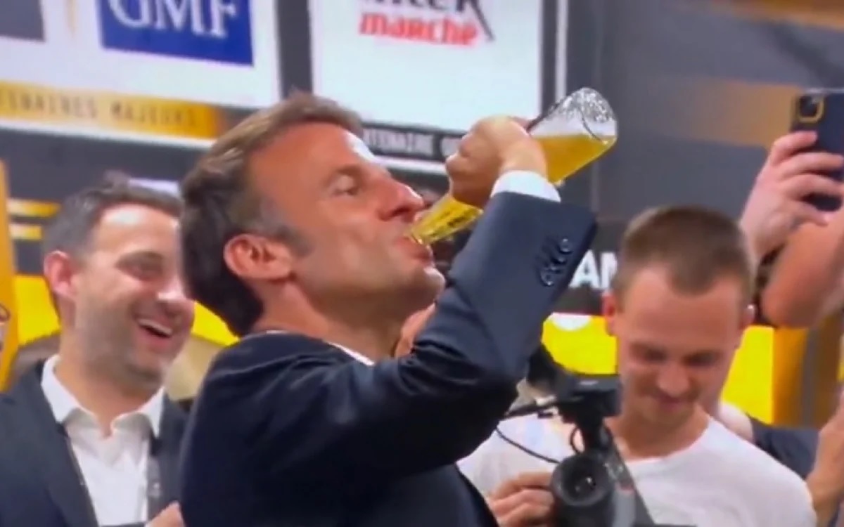 Vídeo: Macron vira cerveja com apenas um gole e gera polêmica na França
