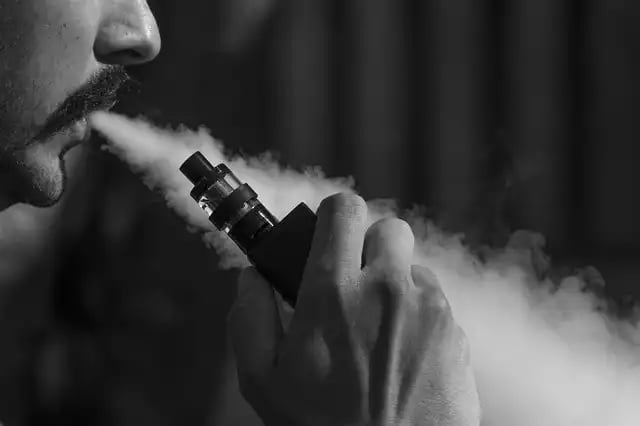 Jovem viralizou contando mais de 200 vapes do namorado. Mas ele realmente é menos prejudicial?