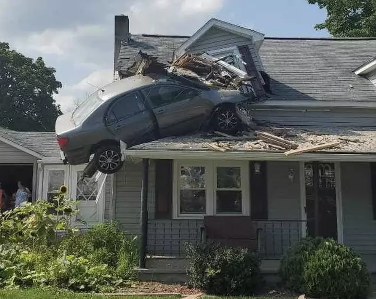 Carro "voa" e colide com segundo andar de casa na Pensilvânia, nos EUA