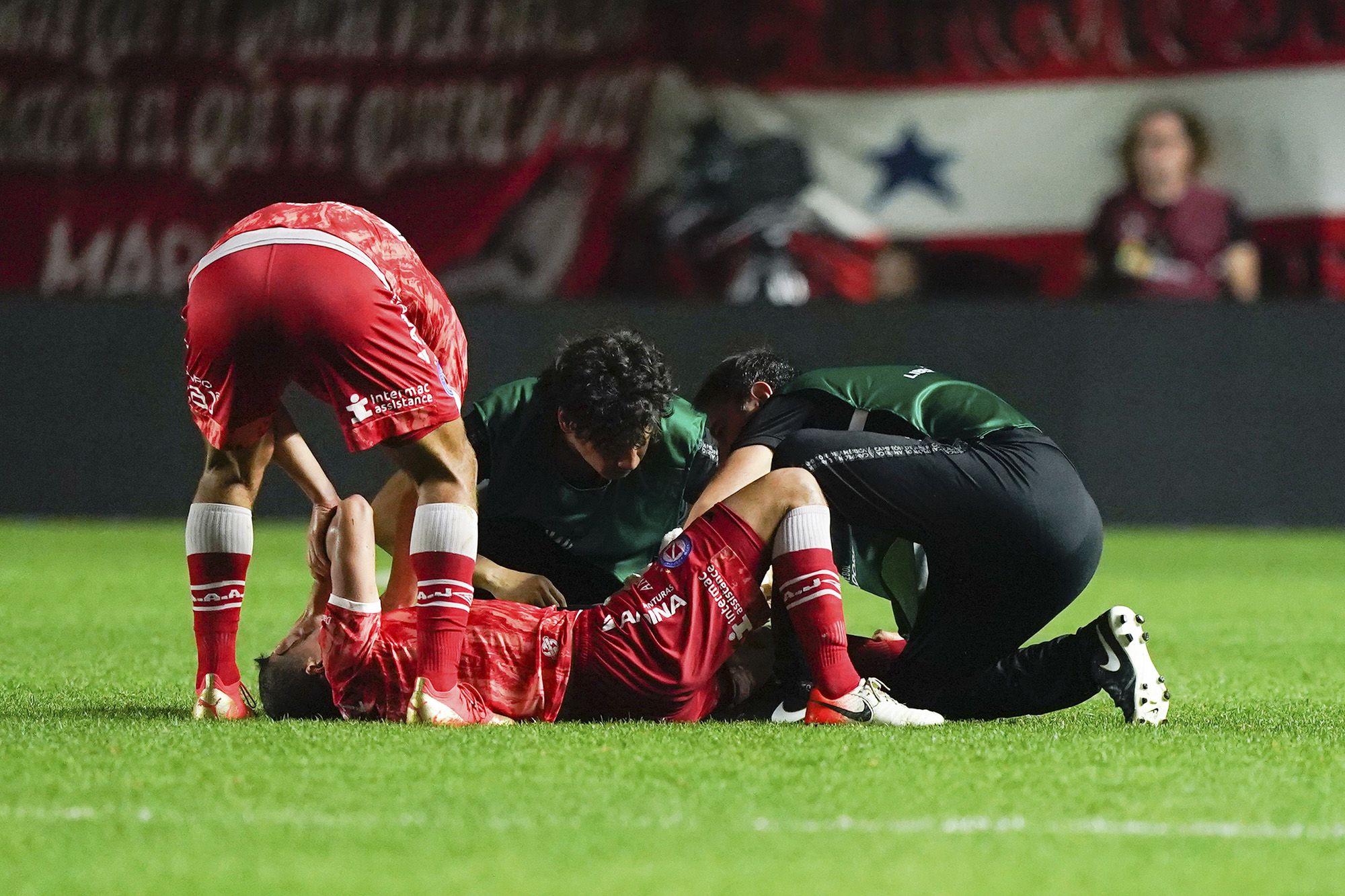Médico projeta recuperação de até um ano a argentino lesionado por Marcelo