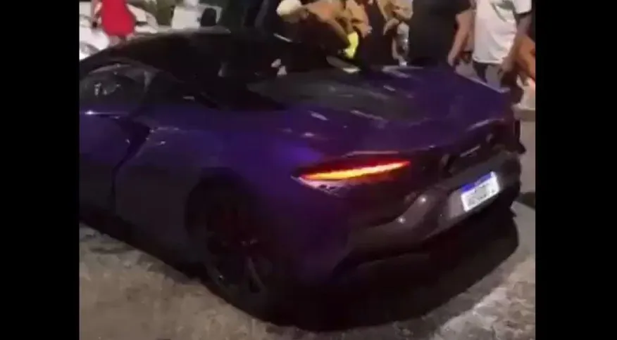 McLaren de R$ 3,8 milhões fica destruída após bater em Renault Sandero em Maceió