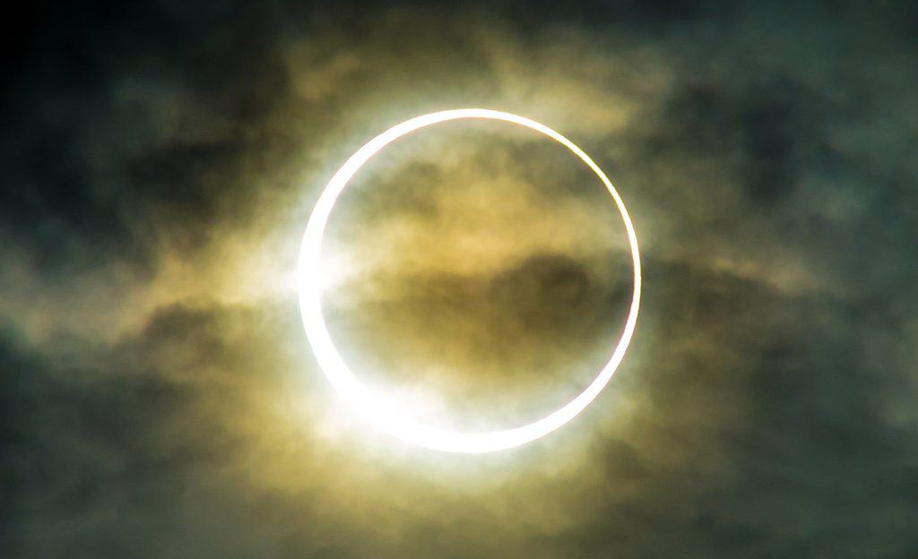 Veja a sombra de um eclipse solar total na Terra a partir do espaço