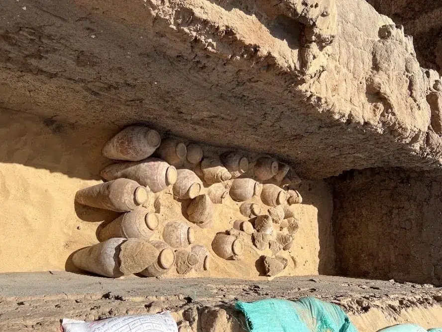 Jarras de vinho de 5 mil anos são encontradas em túmulo de rainha egípcia