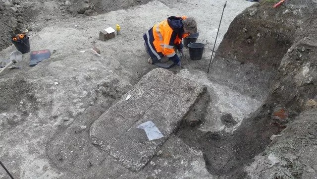 Raro sarcófago romano intacto de 1.800 anos é descoberto na França