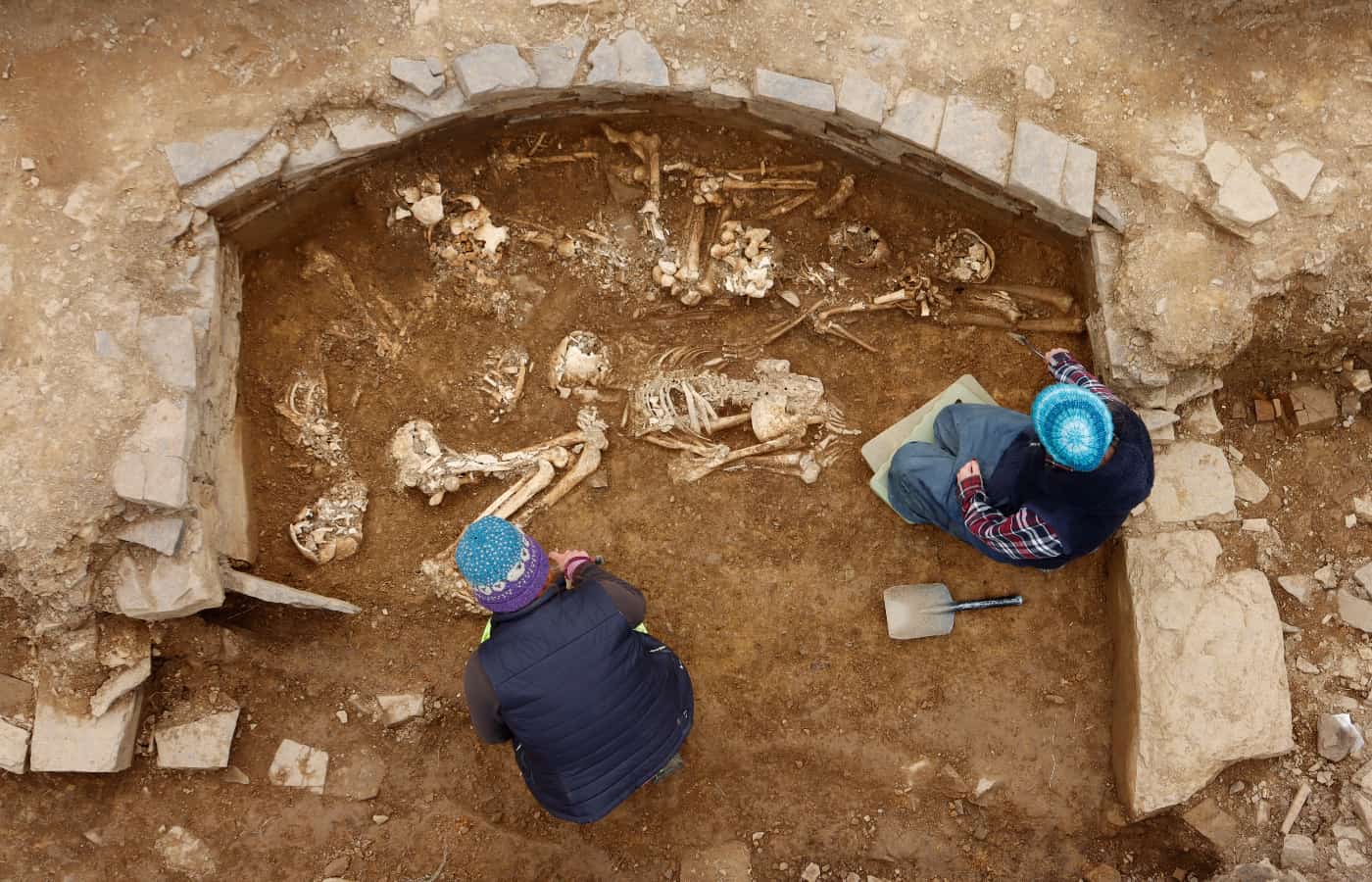Tumba de 5 mil anos descoberta na Escócia intriga arqueólogos