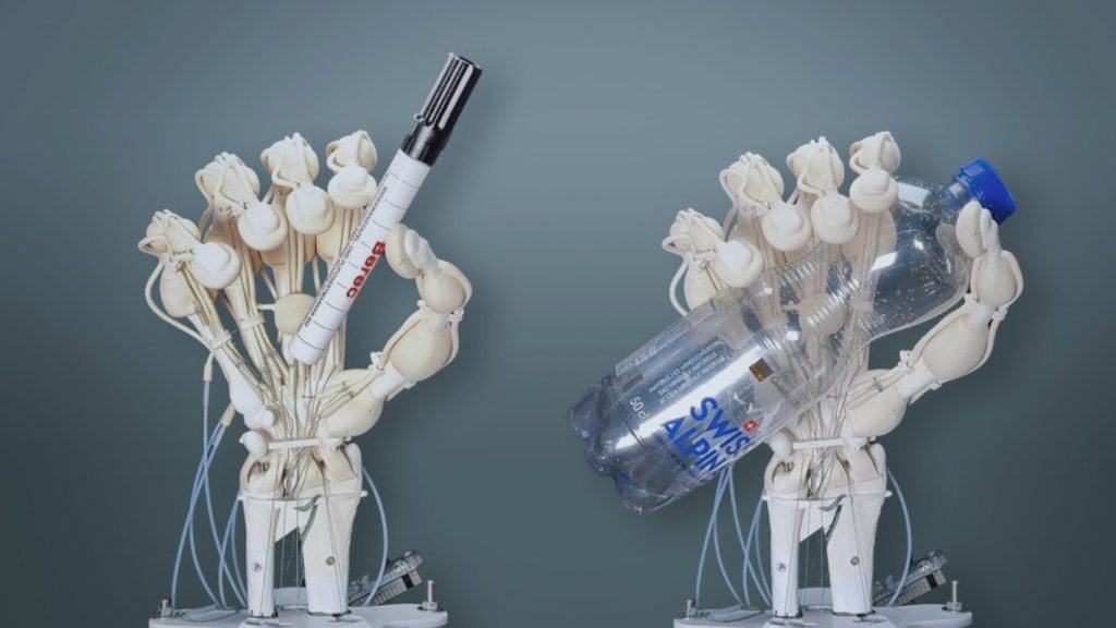 Mão robótica tem ossos e tendões “mais humanos” graças a novo método de impressão 3D