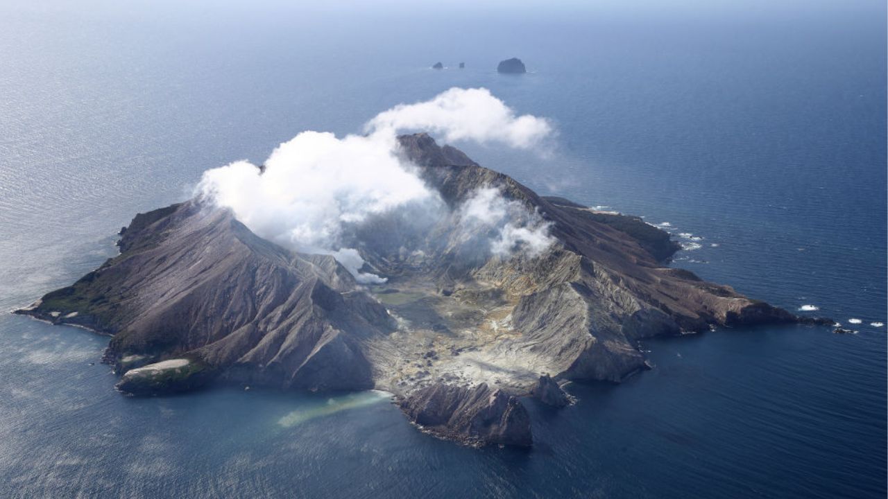 Mortes e graves queimaduras: o vulcão que entrou em erupção durante visita de turistas