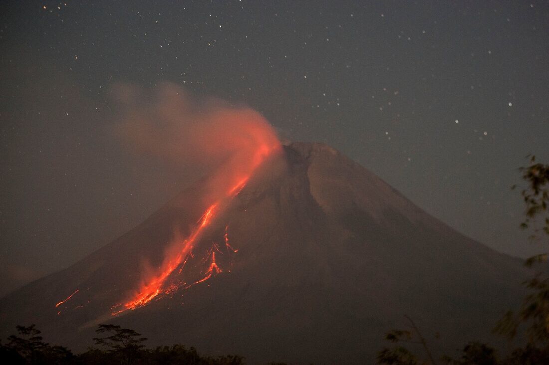 Vulcão entra em erupção e mata 11 alpinistas na Indonésia