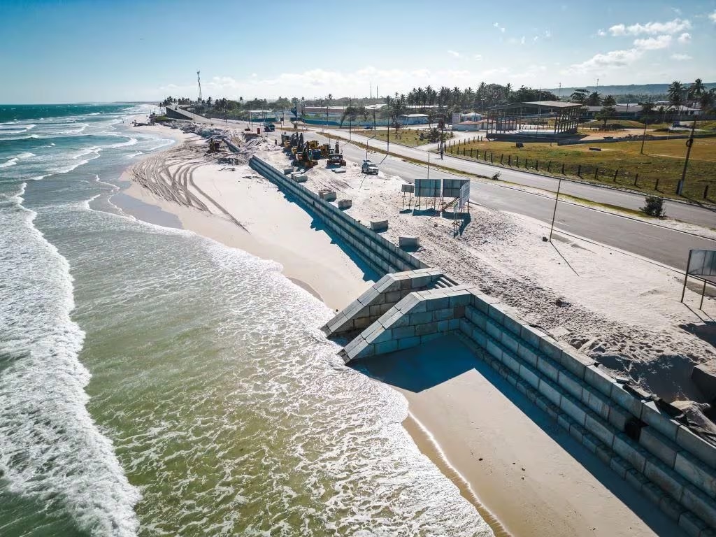 Contra ondas fortes e avanço do mar, praias ganham muro e barreira de ...