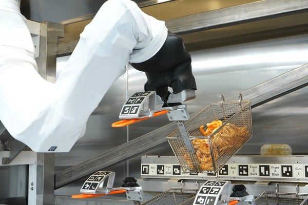 Califórnia ganha hamburgueria totalmente autônoma, onde robôs alimentados por IA comandam a cozinha