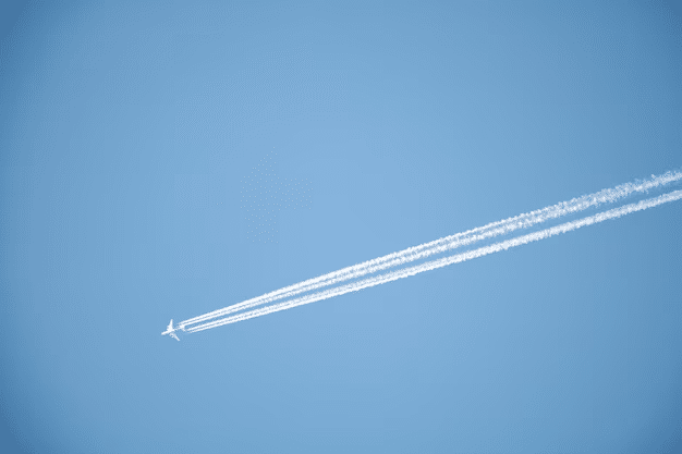 Especialistas revelam a verdade por trás daquelas listras brancas que arrastam aviões no céu