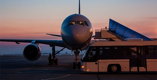 Por que às vezes é preciso ir de ônibus até o avião para embarcar?