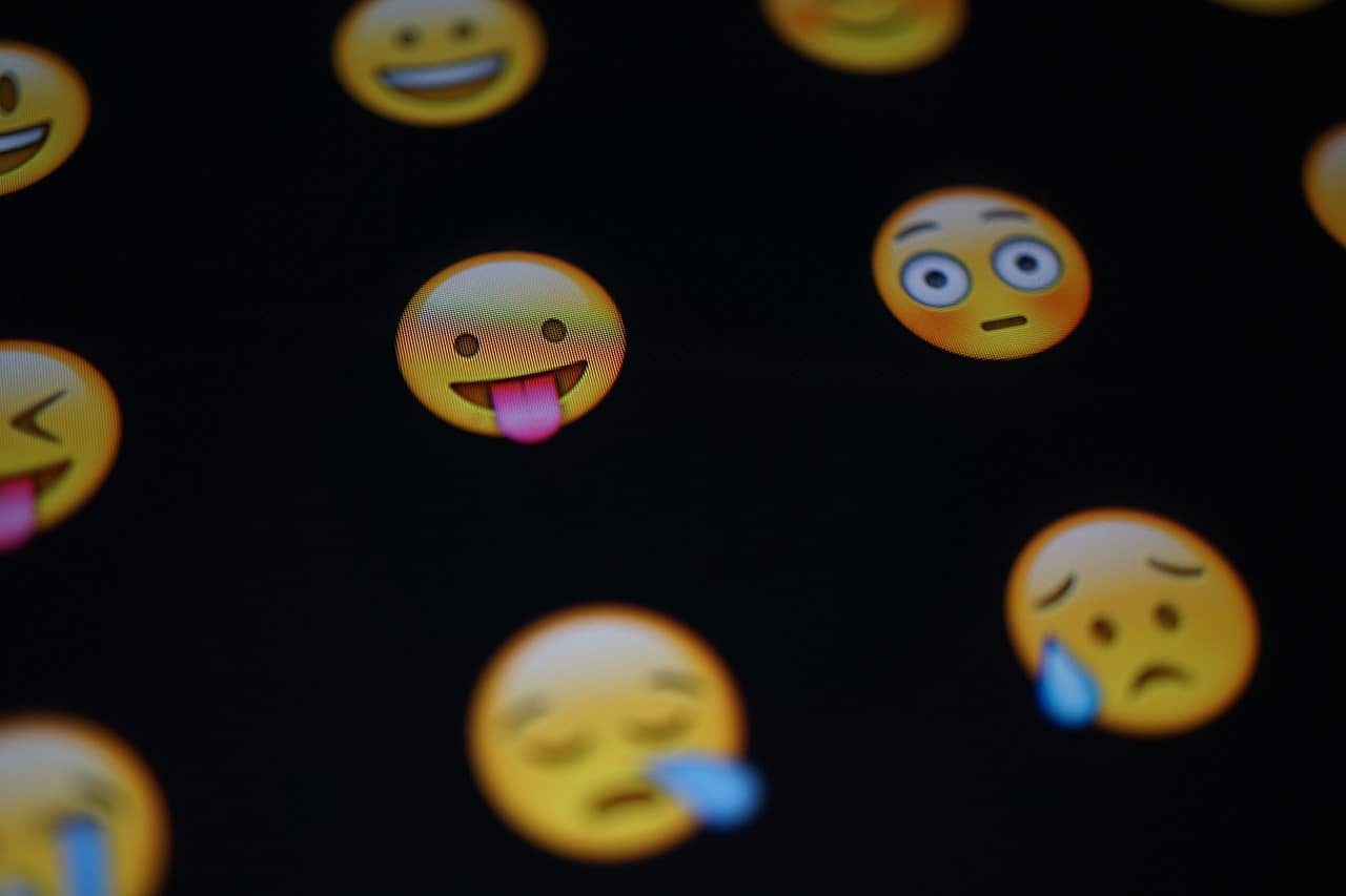 Emoji de rosto com coração é eleito o mais confuso do Brasil