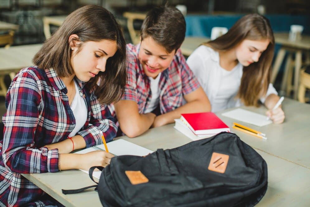 Suas iniciais podem afetar seriamente a nota que você recebe em uma tarefa