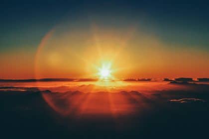 Quanto tempo é que a luz do sol demora para chegar à Terra?