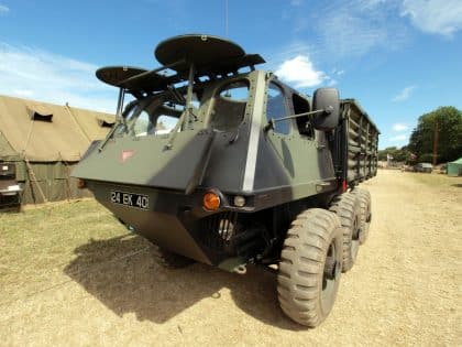 Reino Unido coloca arma laser em cima de caminhão – e aperta o gatilho