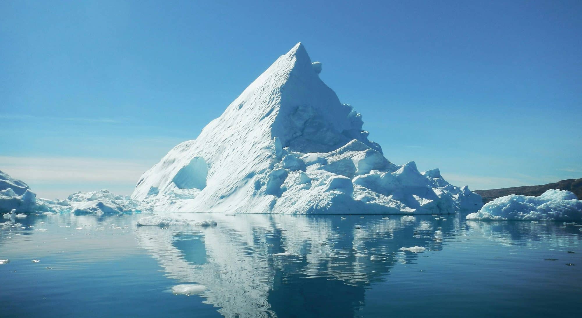 Maior iceberg do mundo cai em 'armadilha oceânica' ao ser puxado por 'rolo compressor' da Antártica