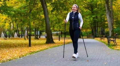 Caminhada nórdica: saiba como é a modalidade que intensifica o gasto calórico