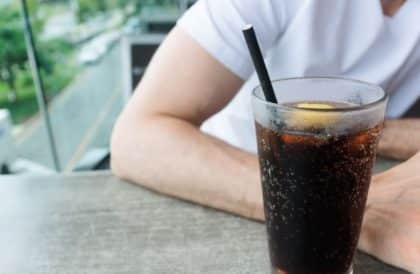 Homem passa 10 anos consumindo apenas refrigerante: “Parei de beber água”