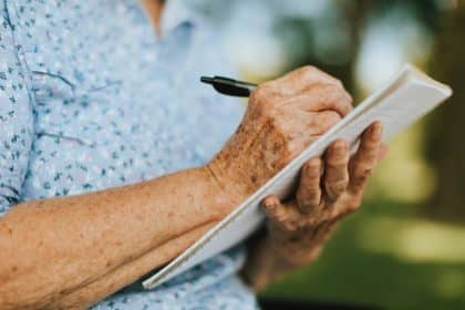 Idosa de 79 anos faz Enem para realizar sonho de cursar Letras e escrever um livro