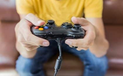 Pessoas que jogam videogame pelo menos 5 horas por semana têm cérebros 14 anos mais jovens, revela estudo