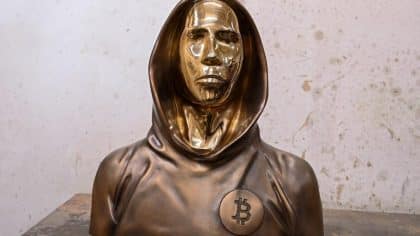 Criador do bitcoin (BTC), Satoshi Nakamoto caminha para destronar Elon Musk e se tornar a pessoa mais rica do planeta em 2025