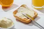 Cientista descobre como evitar que o pão caia com a manteiga para baixo