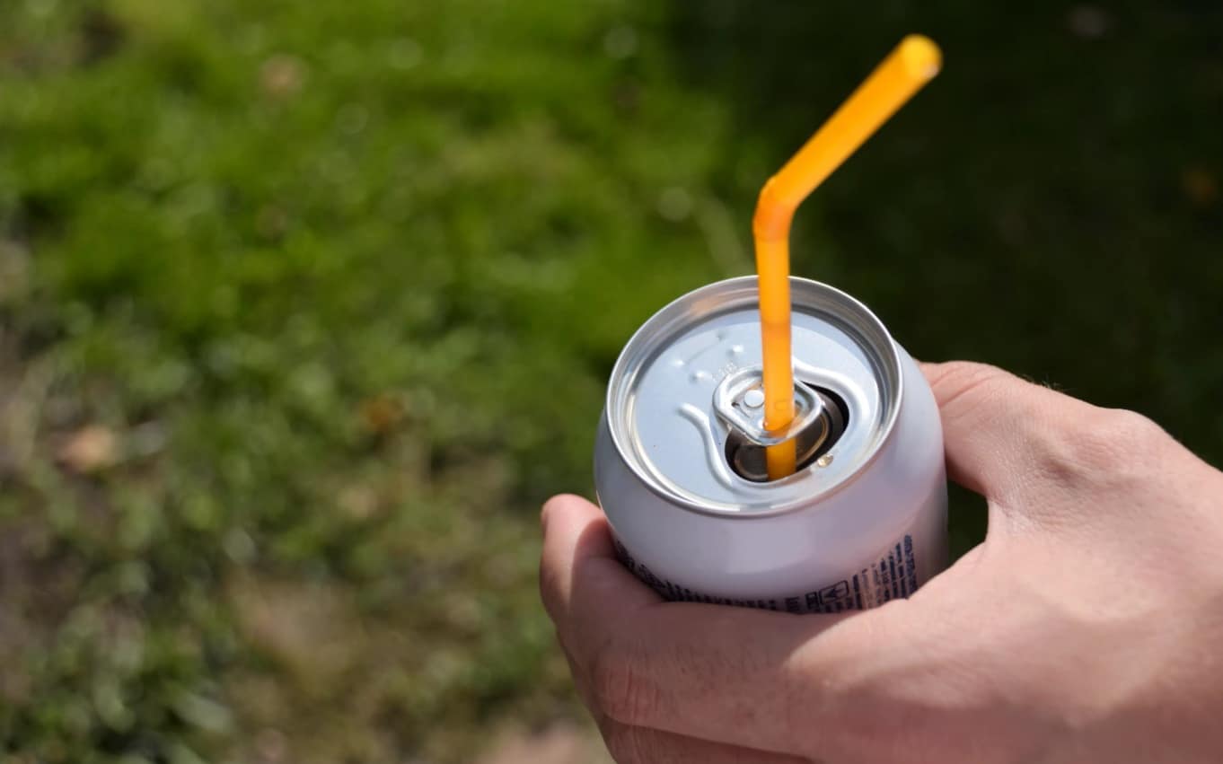 O furo da lata de refrigerante não é para o canudo. Então para que serve?