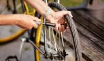 Meninos levam R$ 2 para consertar pneu de bike e atitude de dono da oficina surpreende