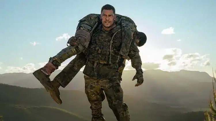 Alan Ritchson em cena do filme Máquina de Guerra