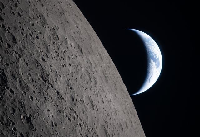 Trajetória espacial entre Terra e Lua com rota otimizada