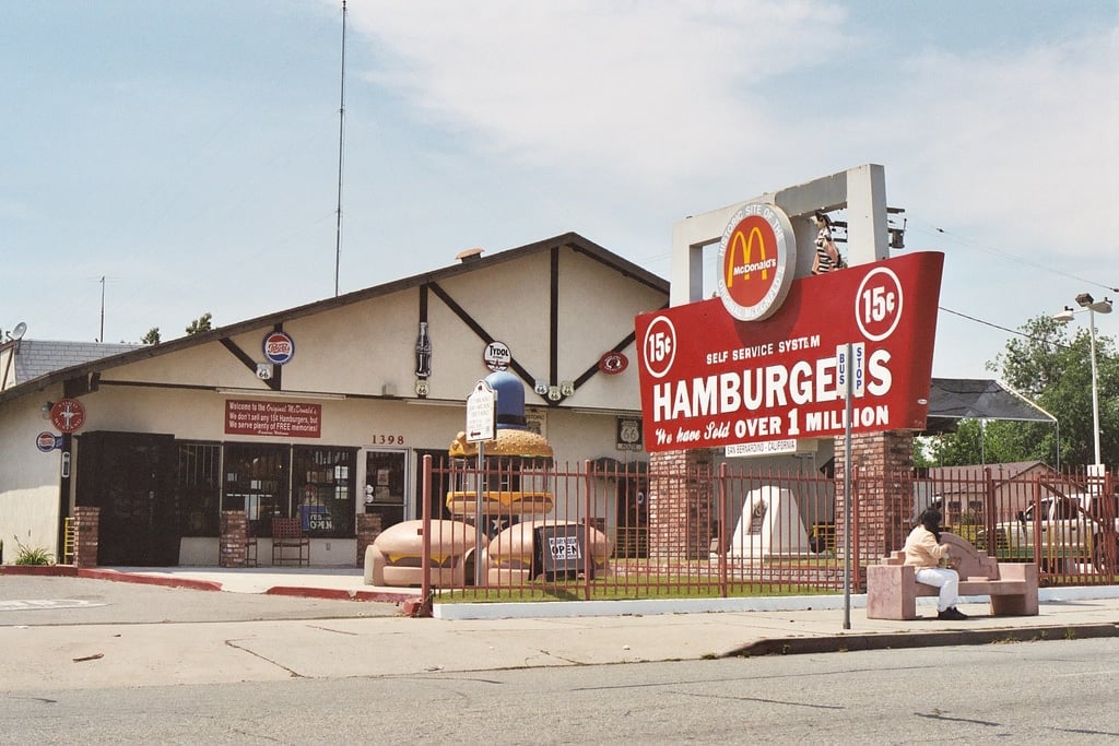 Primeiro restaurante McDonald’s em San Bernardino na década de 1940