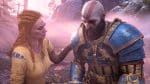 Faye em God of War com Kratos ao fundo em cenário nórdico