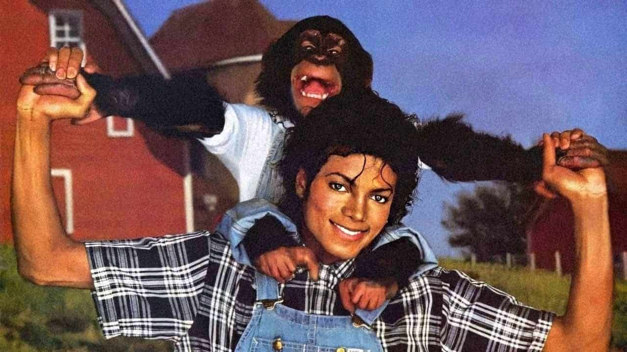 Michael Jackson ao lado do chimpanzé Bubbles durante os anos 1980.