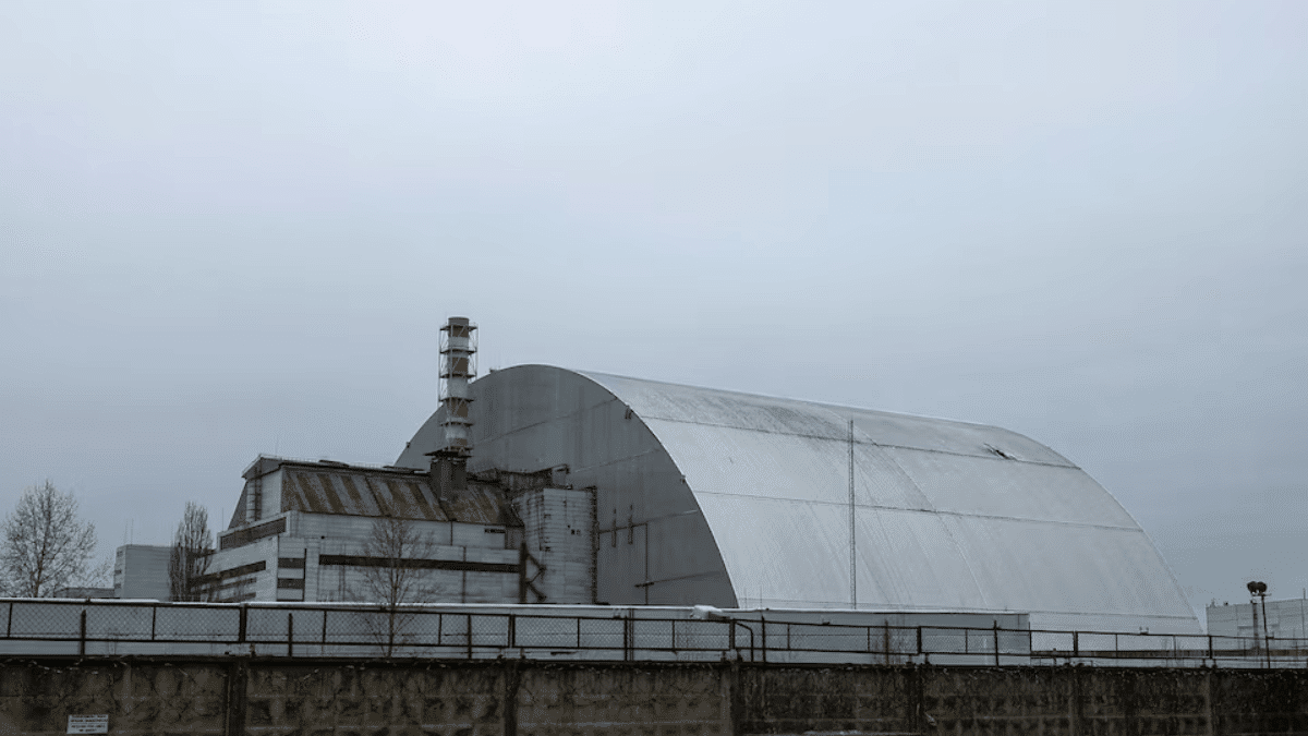 Reator 4 de Chernobyl brilhando após explosão nuclear durante a noite
