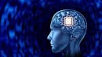 Chip cerebral conectado ao cérebro humano representando tecnologia de interface cérebro-computador