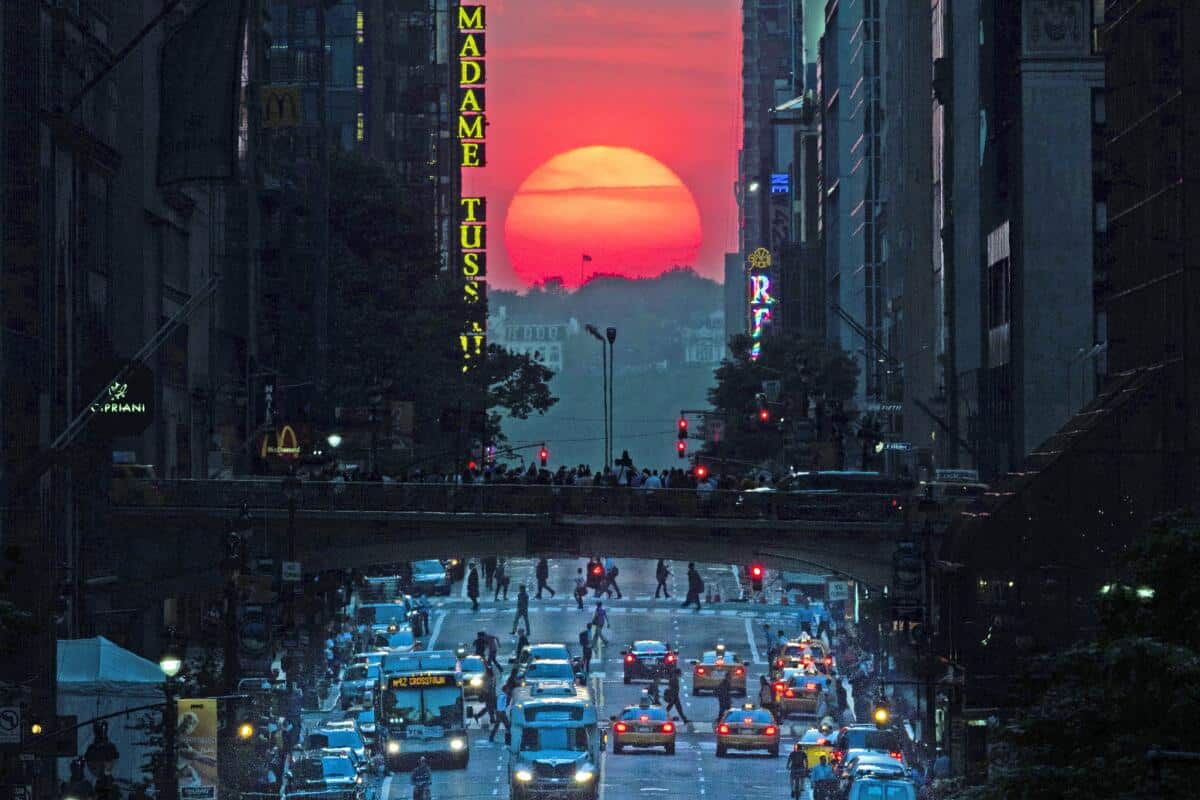 O sol se põe na Rua 42 em Manhattan em 29 de maio de 2013, durante um fenômeno anual conhecido como "Manhattanhenge", quando o sol se alinha perfeitamente com a malha de transporte da cidade. (John Minchillo / Associated Press)
