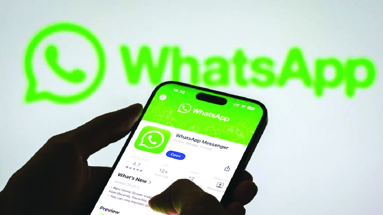 Tela de iPhone exibindo nova interface do WhatsApp