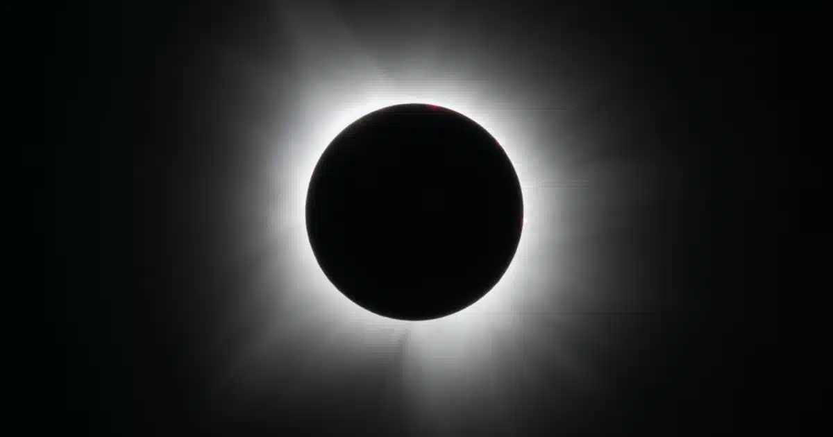 O fenômeno ocorre quando a Lua passa entre o Sol e a Terra, projetando uma sombra sobre o nosso planeta que bloqueia completamente a luz solar em algumas áreas do mundo • Keegan Barber/NASA