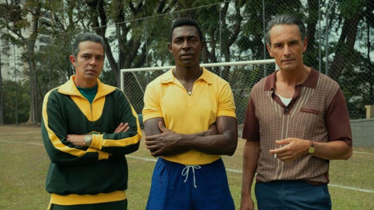 Jogadores da Seleção Brasileira de 1970 em campo com estética cinematográfica da série da Netflix