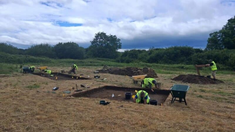 Arqueólogos noruegueses e irlandeses trabalhando em Woodstown. Crédito: Håkon Reiersen, Museu Arqueológico - Crédito: Divulgação/Universidade de Stavanger