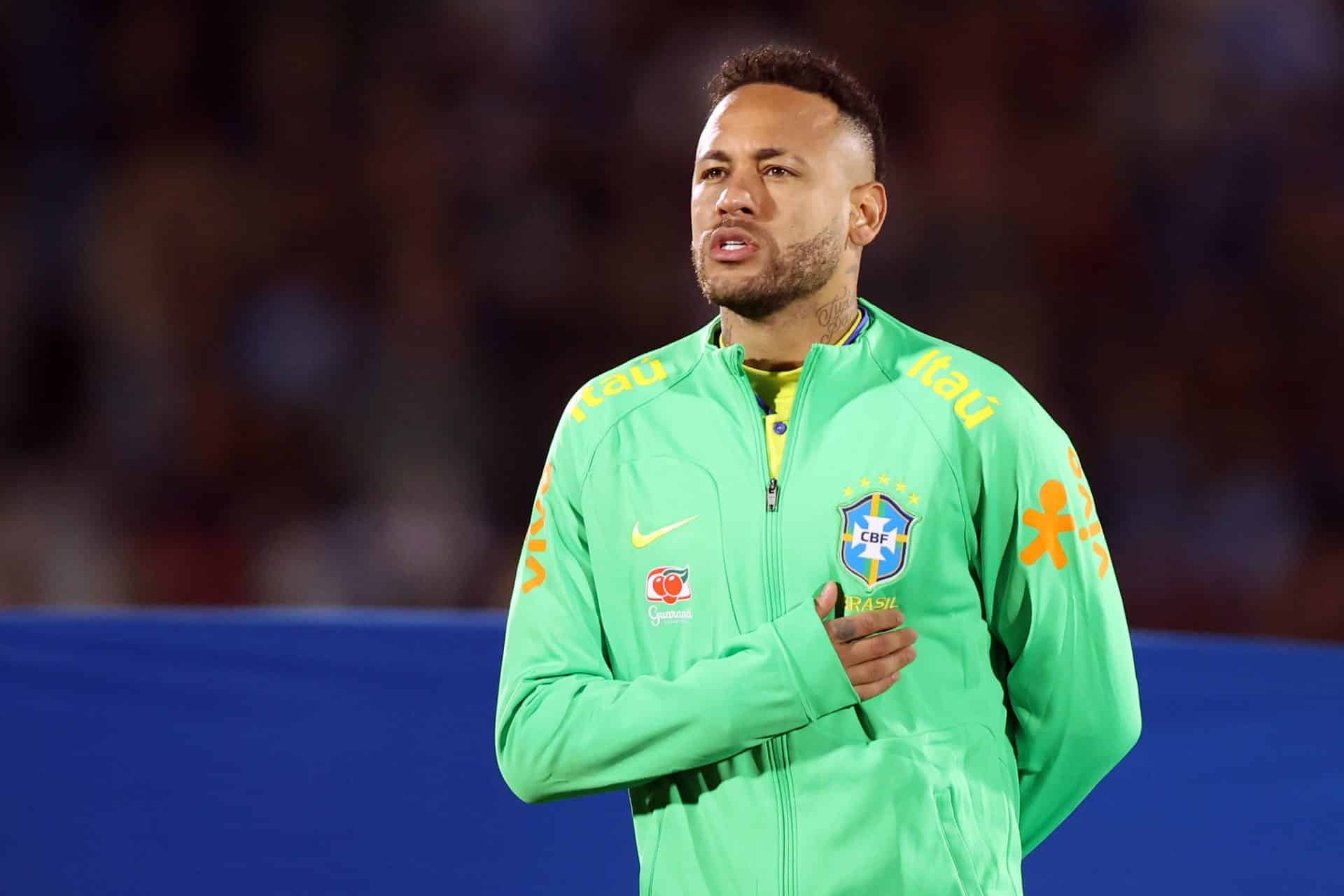 Neymar, jogador da Seleção Brasileira perfilados cantando o Hino Nacional antes de uma partida da Copa do Mundo em estádio lotado